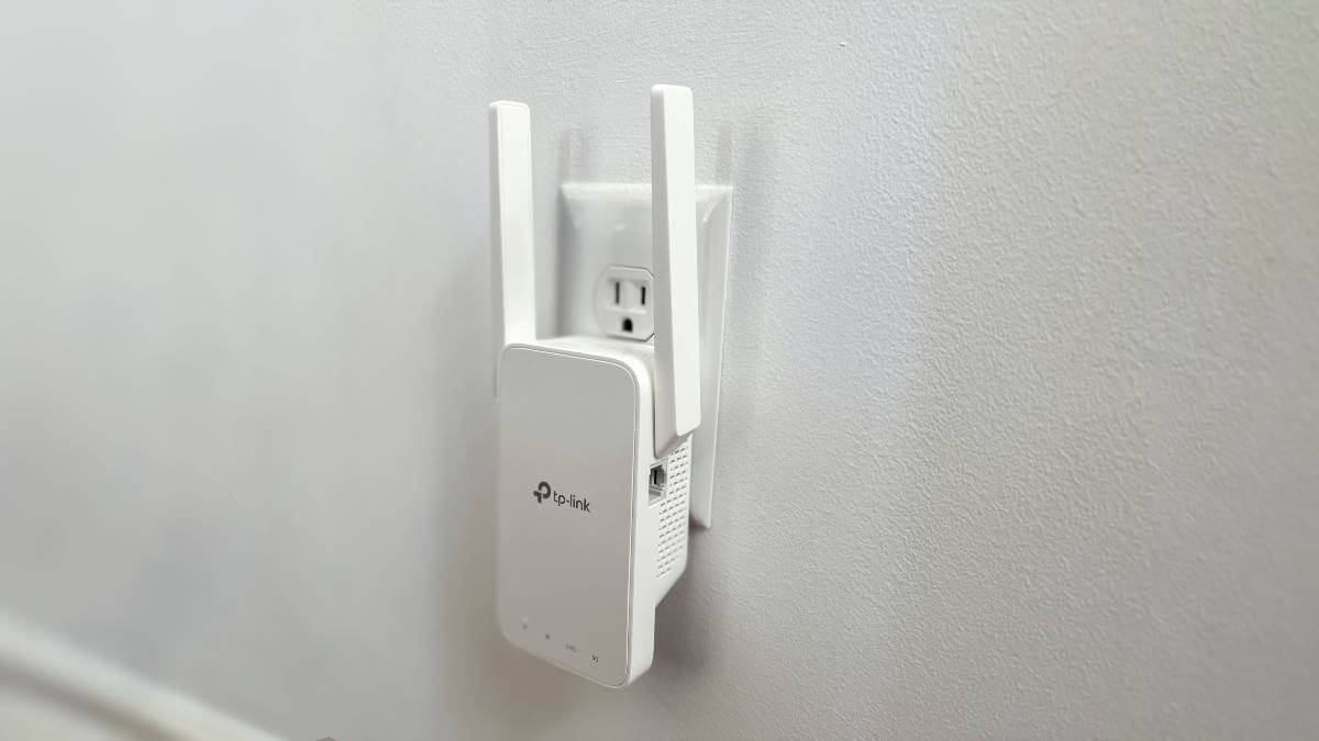 What is the Difference Between a WiFi Booster and a Router?
